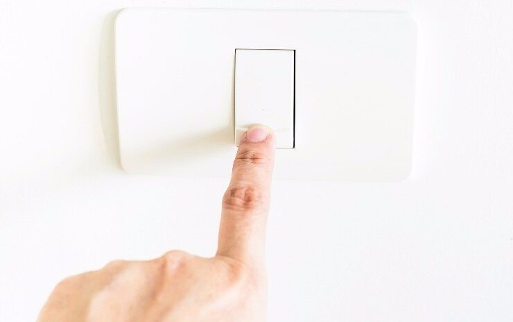 ¿Cómo apagar las luces innecesarias para ahorrar energía y dinero?