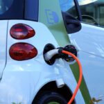Coche eléctrico conectado a punto de recarga