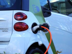 Coche eléctrico conectado a punto de recarga