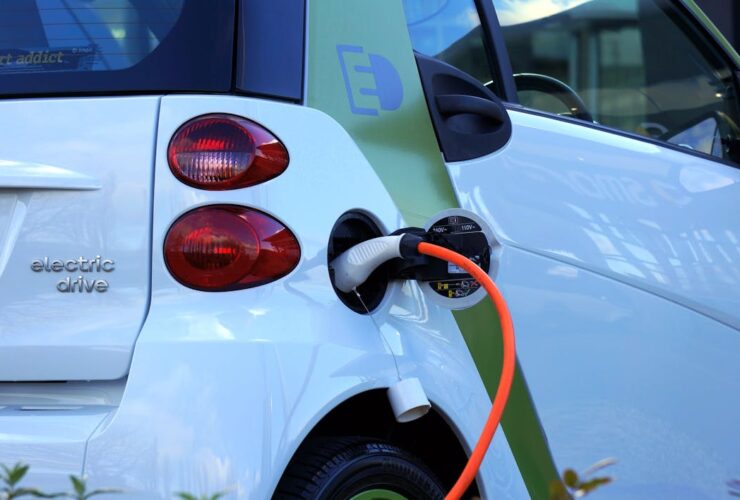 Coche eléctrico conectado a punto de recarga