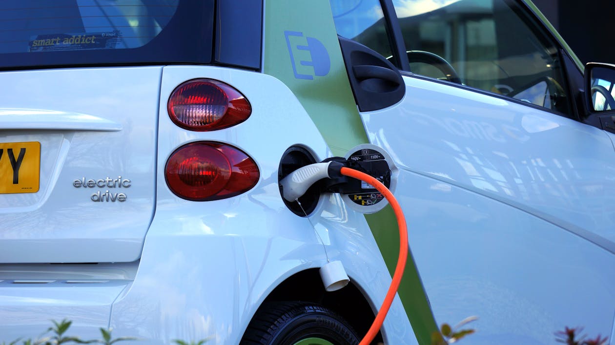 Coche eléctrico conectado a punto de recarga
