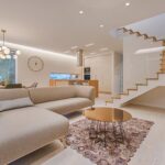 Salón con decoración renovada y estilo moderno