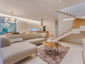 Salón con decoración renovada y estilo moderno