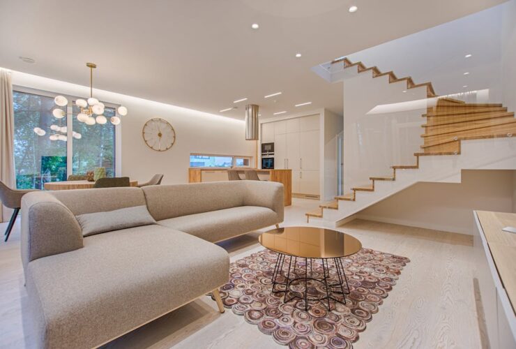 Salón con decoración renovada y estilo moderno