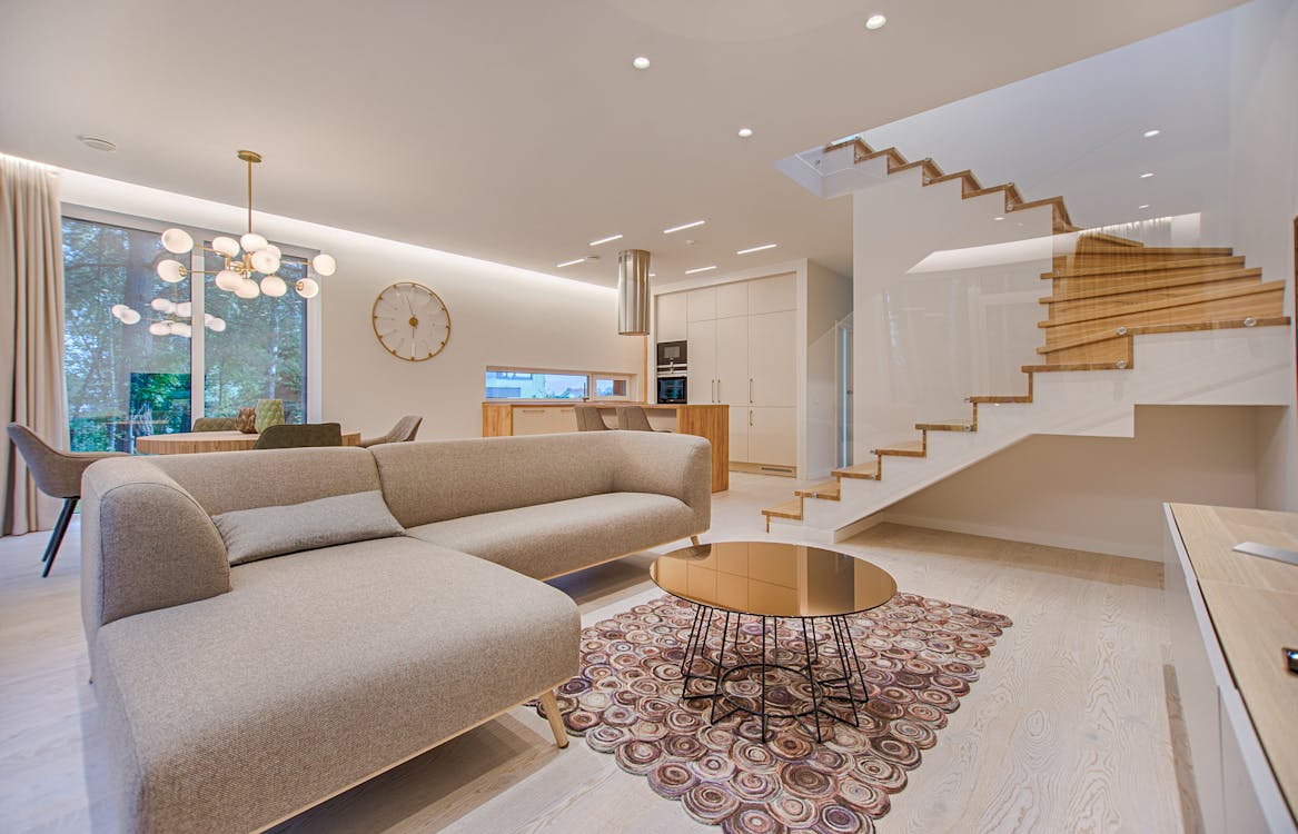 Salón con decoración renovada y estilo moderno