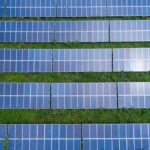 Paneles solares instalados en el tejado de una vivienda