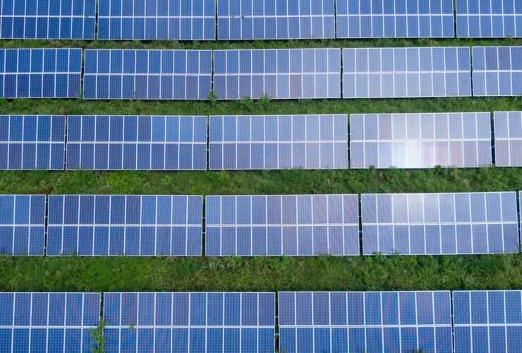 Paneles solares instalados en el tejado de una vivienda