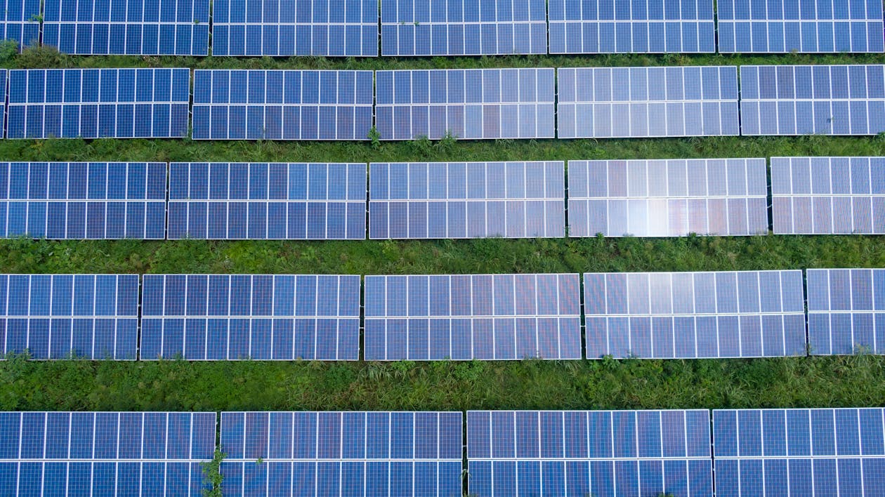 Paneles solares instalados en el tejado de una vivienda