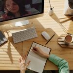 Persona aprendiendo idiomas con ordenador portátil