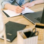 Persona teletrabajando desde su escritorio en casa