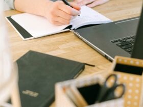 Persona teletrabajando desde su escritorio en casa