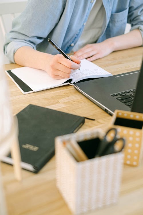 Persona teletrabajando desde su escritorio en casa