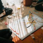 Grupo de amigos disfrutando de juegos de mesa