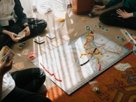 Grupo de amigos disfrutando de juegos de mesa