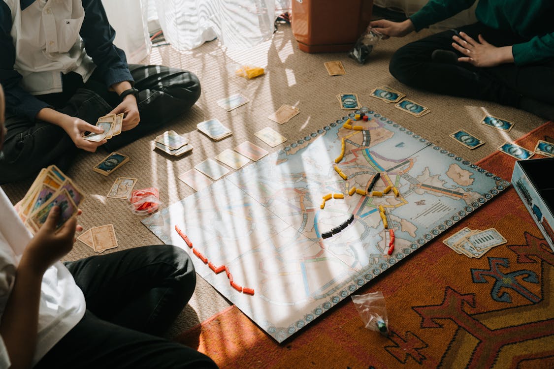 Grupo de amigos disfrutando de juegos de mesa