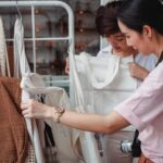 Ropa sostenible y ecológica colgada
