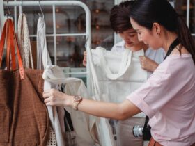 Ropa sostenible y ecológica colgada