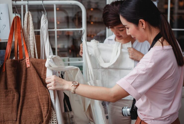 Ropa sostenible y ecológica colgada