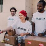 Grupo de voluntarios colaborando juntos