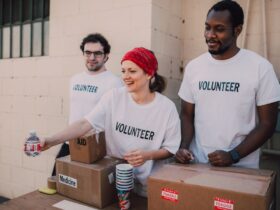 Grupo de voluntarios colaborando juntos