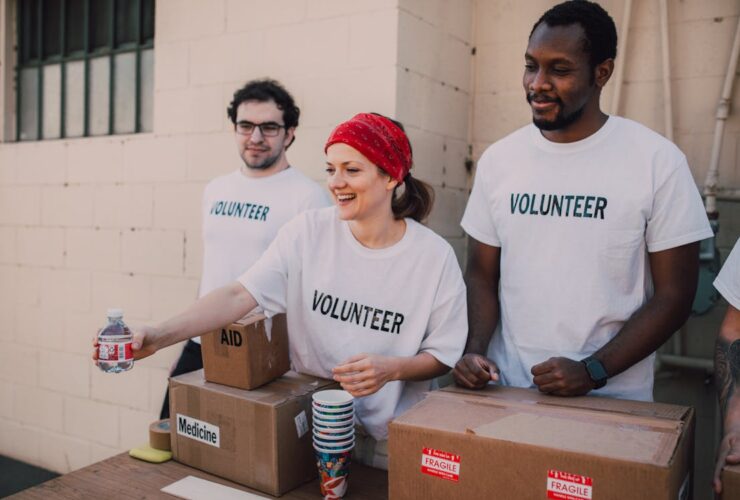 Grupo de voluntarios colaborando juntos