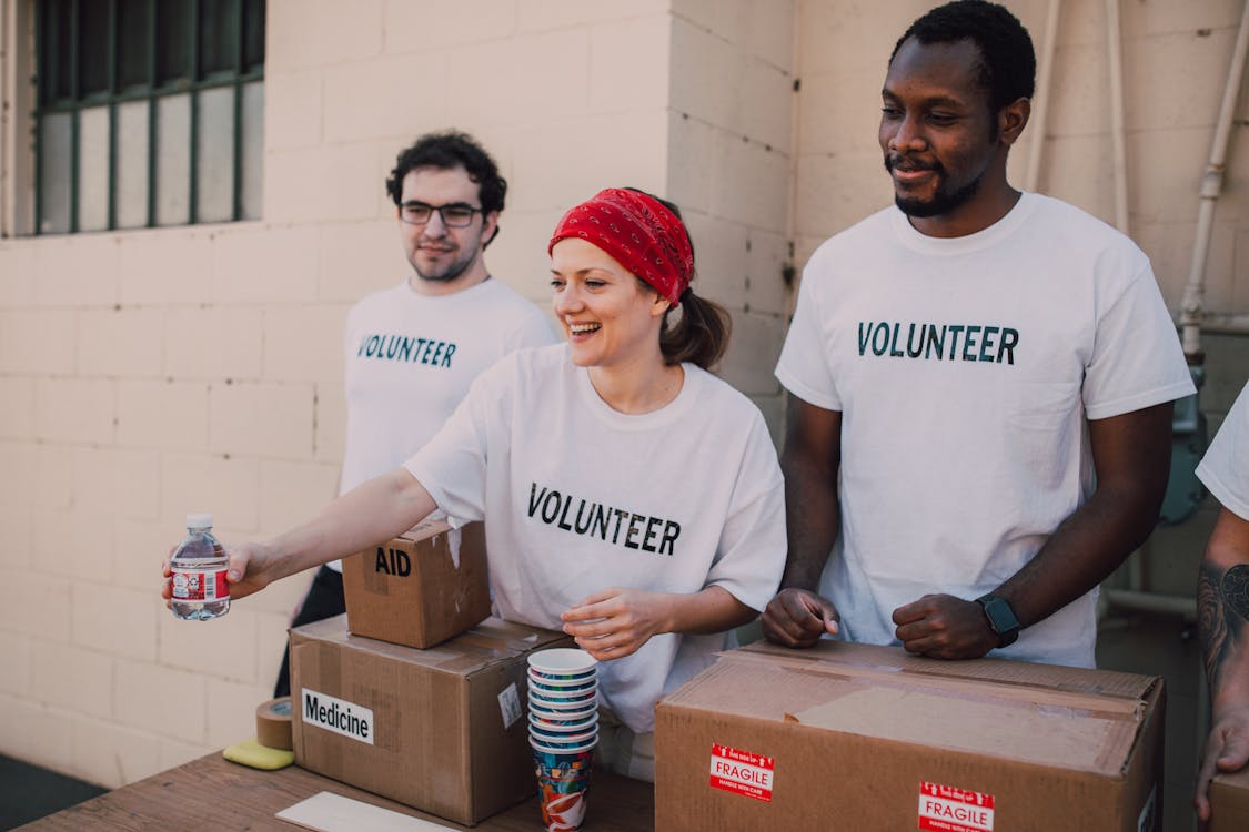 Grupo de voluntarios colaborando juntos